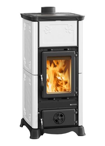 kamīnkrāsnis la nordica emiliana ar baltas krāsas keramikas apdari